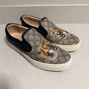 Auth Men's Gucci GG Embossed Tiger Print Slip On Sneakers, Size 9, Made In Italy